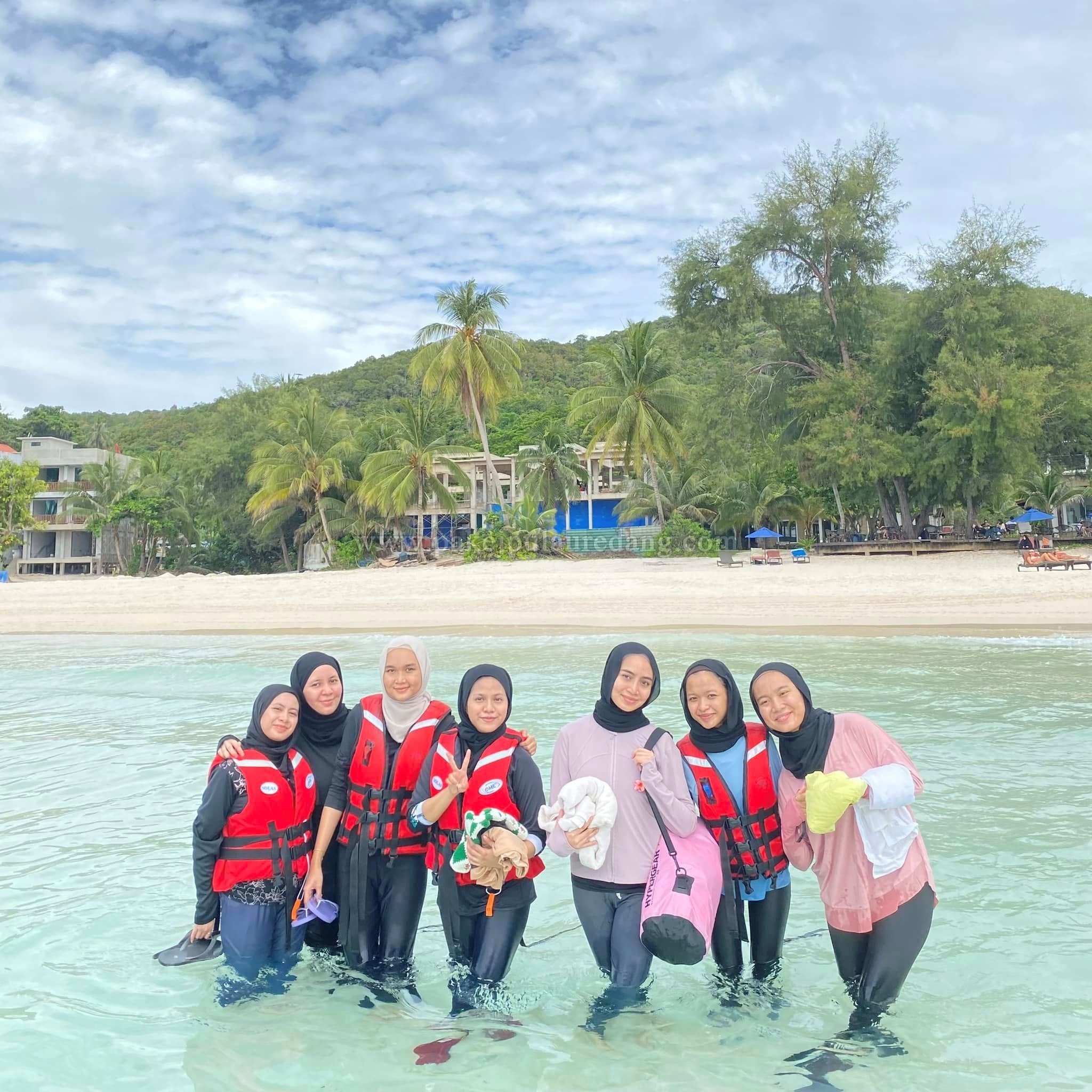 family redang 1 Pulau Redang Daytrip | Day Trip Pulau Redang Alang-alang sudah sampai Terengganu dan cuti masih panjang, kita teruslah bercuti ke Pulau Redang lepas keluar dari Pulau Kapas. Booked the trip to stay at Redang Lagoon Chalet. 